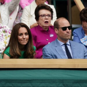 Le prince William, duc de Cambridge, et Catherine (Kate) Middleton, duchesse de Cambridge, dans les tibunes du tournoi de tennis de Wimbledon au All England Lawn Tennis and Croquet Club à Londres.