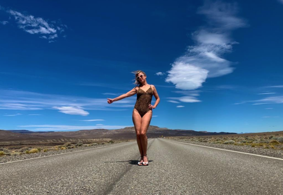 Karin Viard, en maillot de bain sur une route en Argentine, souhaite une bonne année 2022 à ses abonnés Instagram.