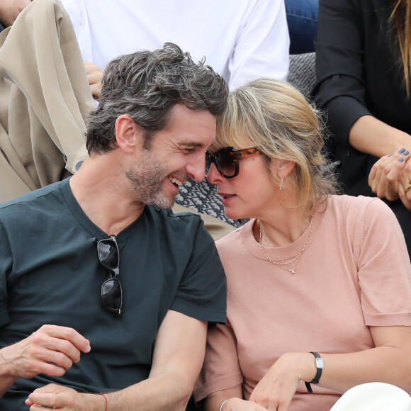 Exclusif - Karin Viard et Manuel Herrero - Célébrités dans les tribunes des internationaux de France de tennis de Roland Garros à Paris. © Jacovides-Moreau/Bestimage