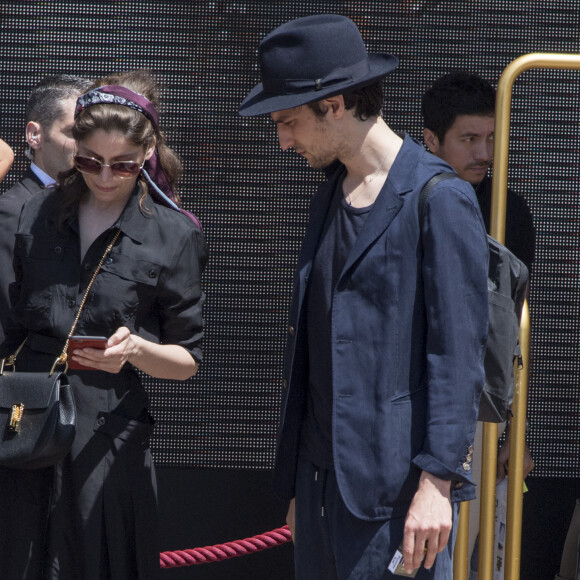 Laetitia Casta et son compagnon Louis Garrel vont prendre un verre au "Fouquets" Majestic à Cannes, le 24 mai 2017.