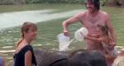 Jane Seymour se baigne avec un éléphant au Green Elephant Sanctuary, lors de ses vacances à Phuket. Janvier 2022.