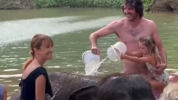 Jane Seymour se baigne avec un éléphant au Green Elephant Sanctuary, lors de ses vacances à Phuket. Janvier 2022.