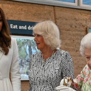 La reine Elisabeth II, Camilla Parker Bowles, duchesse de Cornouailles, et Catherine Kate Middleton, duchesse de Cambridge, participent au Big Lunch Initiative en marge du sommet du G7 à Saint Ives le 11 juin 2021.