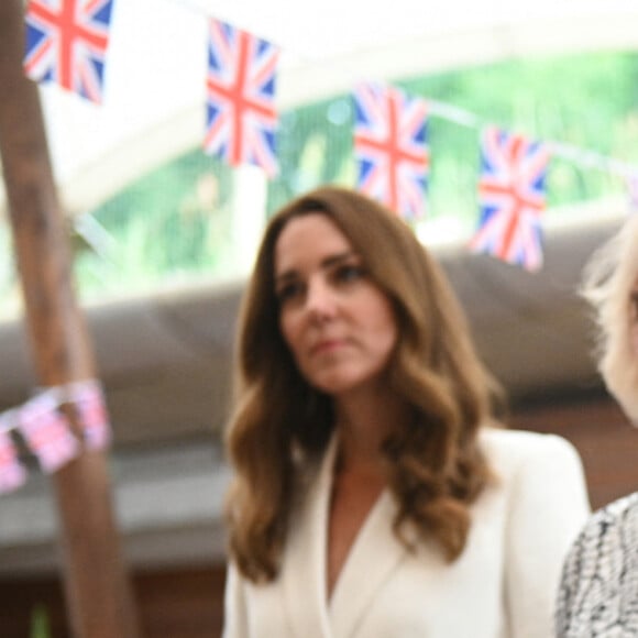 La reine Elisabeth II, Camilla Parker Bowles, duchesse de Cornouailles, et Catherine Kate Middleton, duchesse de Cambridge, participent au Big Lunch Initiative en marge du sommet du G7 à Saint Ives le 11 juin 2021.