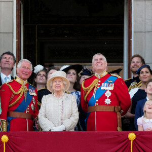 Le prince William, duc de Cambridge, et Catherine (Kate) Middleton, duchesse de Cambridge, le prince George de Cambridge, la princesse Charlotte de Cambridge, le prince Louis de Cambridge, Camilla Parker Bowles, duchesse de Cornouailles, le prince Charles, prince de Galles, la reine Elisabeth II d’Angleterre, le prince Andrew, duc d’York, le prince Harry, duc de Sussex, et Meghan Markle, duchesse de Sussex, la princesse Beatrice d’York, la princesse Eugenie d’York, la princesse Anne - La famille royale au balcon du palais de Buckingham lors de la parade Trooping the Colour 2019, célébrant le 93ème anniversaire de la reine Elisabeth II, Londres, le 8 juin 2019.
