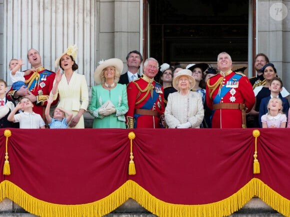 Le prince William, duc de Cambridge, et Catherine (Kate) Middleton, duchesse de Cambridge, le prince George de Cambridge, la princesse Charlotte de Cambridge, le prince Louis de Cambridge, Camilla Parker Bowles, duchesse de Cornouailles, le prince Charles, prince de Galles, la reine Elisabeth II d’Angleterre, le prince Andrew, duc d’York, le prince Harry, duc de Sussex, et Meghan Markle, duchesse de Sussex, la princesse Beatrice d’York, la princesse Eugenie d’York, la princesse Anne - La famille royale au balcon du palais de Buckingham lors de la parade Trooping the Colour 2019, célébrant le 93ème anniversaire de la reine Elisabeth II, Londres, le 8 juin 2019.