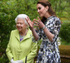La reine Elizabeth II d'Angleterre, et Catherine (Kate) Middleton, duchesse de Cambridge,en visite au "Chelsea Flower Show" à Londres