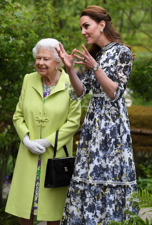 La reine Elizabeth II d'Angleterre, et Catherine (Kate) Middleton, duchesse de Cambridge,en visite au "Chelsea Flower Show" à Londres
