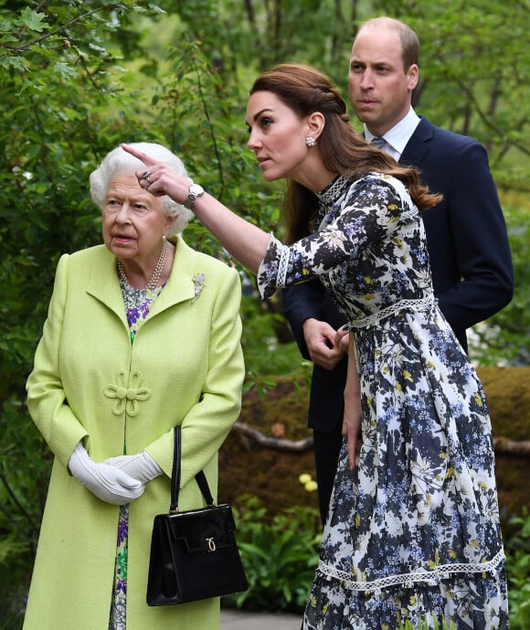 La reine Elisabeth II d’Angleterre, le prince William, duc de Cambridge, et Catherine (Kate) Middleton, duchesse de Cambridge, en visite au "Chelsea Flower Show 2019" à Londres, le 20 mai 2019.