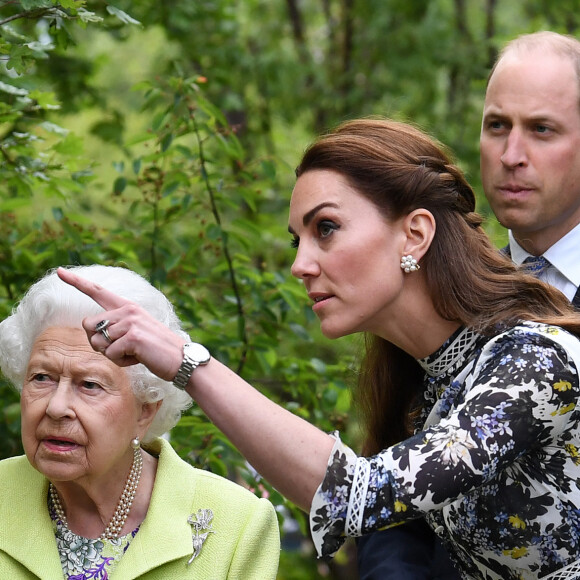 La reine Elisabeth II d’Angleterre, le prince William, duc de Cambridge, et Catherine (Kate) Middleton, duchesse de Cambridge, en visite au "Chelsea Flower Show 2019" à Londres, le 20 mai 2019.
