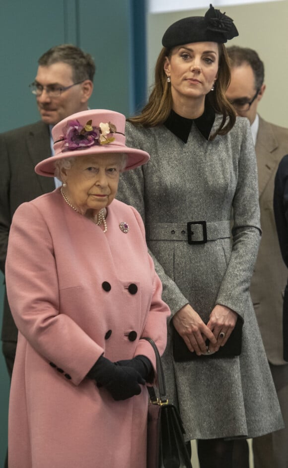 La reine Elisabeth II d'Angleterre et Kate Catherine Middleton, duchesse de Cambridge, lors de l'inauguration de la "Bush House" à Londres. Le 19 mars 2019