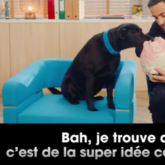 Camille Combal et Nemo, le chien présidentiel, dans le clip de campagne de l'Opération Pièces Jaunes 2022.