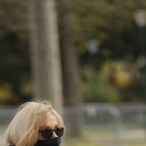 La première Dame Brigitte Macron balade son chien, Némo, sur l'avenue des Champs-Élysées, à Paris, France, le 26 mars 2021. La première Dame s'est rendue à l'exposition des 20 statues du "Chat" de Philippe Geluck. © Christophe Clovis/Bestimage