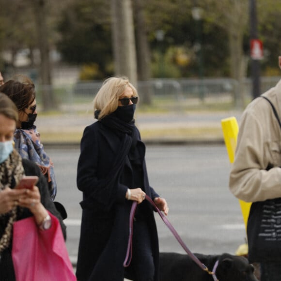 La première Dame Brigitte Macron balade son chien, Némo, sur l'avenue des Champs-Élysées, à Paris, France, le 26 mars 2021. La première Dame s'est rendue à l'exposition des 20 statues du "Chat" de Philippe Geluck. © Christophe Clovis/Bestimage