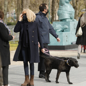 La première Dame Brigitte Macron balade son chien, Némo, sur l'avenue des Champs-Élysées, à Paris, France, le 26 mars 2021. La première Dame s'est rendue à l'exposition des 20 statues du "Chat" de Philippe Geluck. © Christophe Clovis/Bestimage