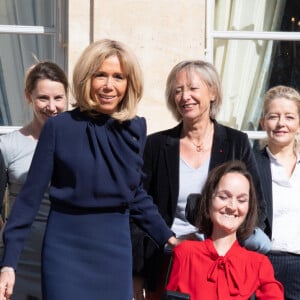 La Première Dame Brigitte Macron rencontre des femmes handicapées ou concernées par le handicap (Edith Thouelle, Aurore Selmi , Virginie Delalande, Alienor Vincotte, Laure Marsac , Sophie Cluzel (secrétaire d'État chargée des Personnes handicapées), Charlotte De Vilmorin, Marie-Amelie Le Fur, Sylvie Dugelay, Sarah Da Silva Gomes , Eugénie Touré, Stéphanie Pillonca , Liliya Reshetnyak, Delphine Ernotte, Laetitia Bernard, Raphaële Rabatel) avec son chien Némo au palais de l'Elysée à Paris, France, le 8 mars 2019. © Pierre Villard/Pool/Bestimage