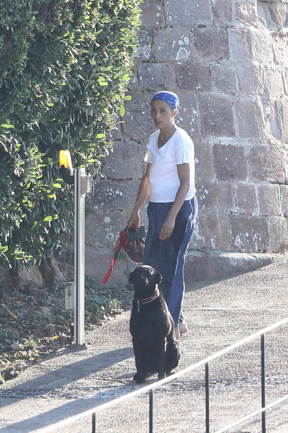 Promenade du chien du couple Macron, Némo, au Fort de Brégançon à Bormes-les-Mimosas. Le 10 août 2018