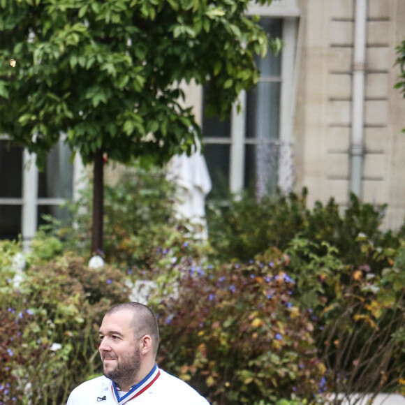 Info - Gérard Collomb, ancien ministre de l’intérieur d’Emmanuel Macron, a confirmé son ralliement à la droite - Olivier Ginon, Jean-Yves Le Drian, ministre des affaires étrangères, Gérard Collomb, ministre de l'Intérieur, Guillaume Gomez, chef du palais de l'Elysée , le chien Némo - Le président de la République Emmanuel Macron et sa femme Brigitte Macron (Trogneux) reçoivent 180 chefs étoilés à déjeuner au palais de l'Elysée à Paris, le 27 septembre 2017, pour promouvoir la cuisine française. © Hamilton/Pool/Bestimage  French President Emmanuel Macron and his wife Brigitte Macron are inviting 180 chefs to a lunch at the Elysee Palace in Paris, on September 27, 2017 to promote the French cuisine. 