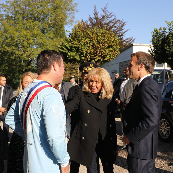 Karl Olive, le maire de Poissy accueille le président de la République Emmanuel Macron, accompagné de sa femme la Première Dame Brigitte Macron, qui arrive pour participer au match de football caritatif, au profit de la Fondation Hôpitaux de Paris-Hôpitaux de France dans la cadre de l'opération "Pièces jaunes", présidée par la Première Dame, opposant le Variétés Club de France à une sélection de soignants du centre hospitalier intercommunal de Poissy Saint-Germain-en-Laye, au stade Léo-Lagrange à Poissy, Yvelines, France, le 14 octobre 2021. Le président de la République Emmanuel Macron sera aligné au poste de milieu défensif avec un maillot floqué du numéro 3 pour la rencontre du Variétés Club de France. © Dominique Jacovides/Bestimage