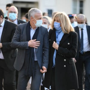 La Première Dame française Brigitte Macron avec l'entraîneur français Didier Deschamps - Visite de l'hôpital pédiatrique de Bullion lors du lancement de la 32ème édition de l'opération de collecte de fonds "Pieces Jaunes", visant à améliorer la vie des enfants hospitalisés à Bullion, France le 18 janvier, 2021. © Eliot Blondet / Pool / Bestimage