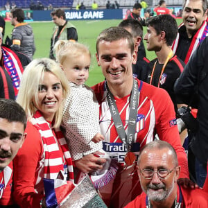 Antoine Griezmann en famille, avec son frère Théo, sa femme Erika Choperena, sa fille Mia, son père Alain et sa mère Isabelle après la finale de la Ligue Europa, l'Olympique de Marseille contre l'Atlético de Madrid au stade Groupama à Decines-Charpieu banlieue de Lyon, France, le 16 mai 2018. L'Atlético de Madrid a gagné 3-0. © Cyril Moreau/Bestimage