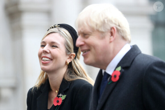 Le premier ministre Boris Johnson et sa compagne Carrie Symonds rencontrent le vétéran de l'armée Ian Aitchison à Whitehall, Londres, le 8 novembre 2020.