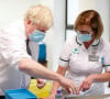 Boris Johnson lors d'une visite dans un centre de vaccination dans le Northamptonshire, Royaume Uni, le 6 janvier 2022.