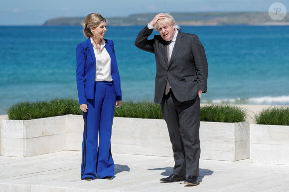 Johnson accueille les participants au sommet du G7 avec sa femme Carrie à Saint Ives, le 12 juin 2021.