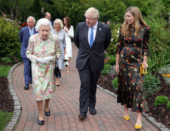La reine Elisabeth II d'Angleterre assiste au déjeuner avec les membres du G7 le 11 juin 2021, dont Boris Johnson et son épouse Carrie.