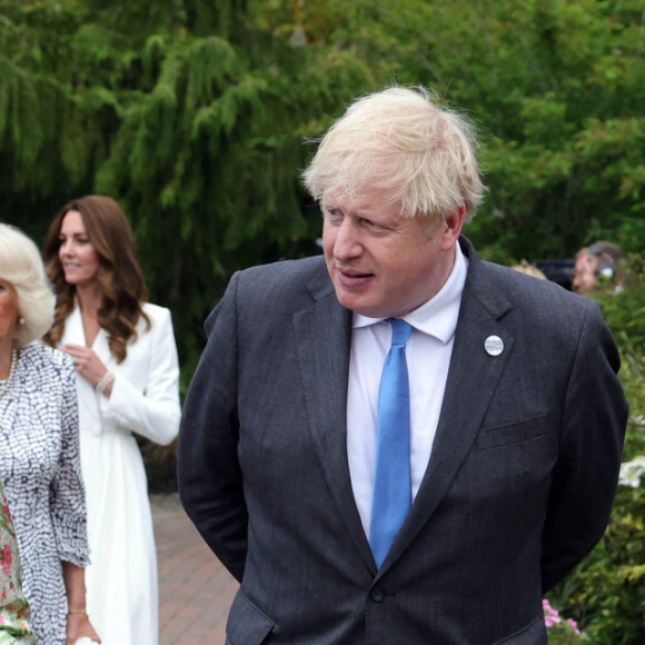 La reine Elisabeth II d'Angleterre assiste au déjeuner avec les membres du G7 le 11 juin 2021, dont Boris Johnson et son épouse Carrie.