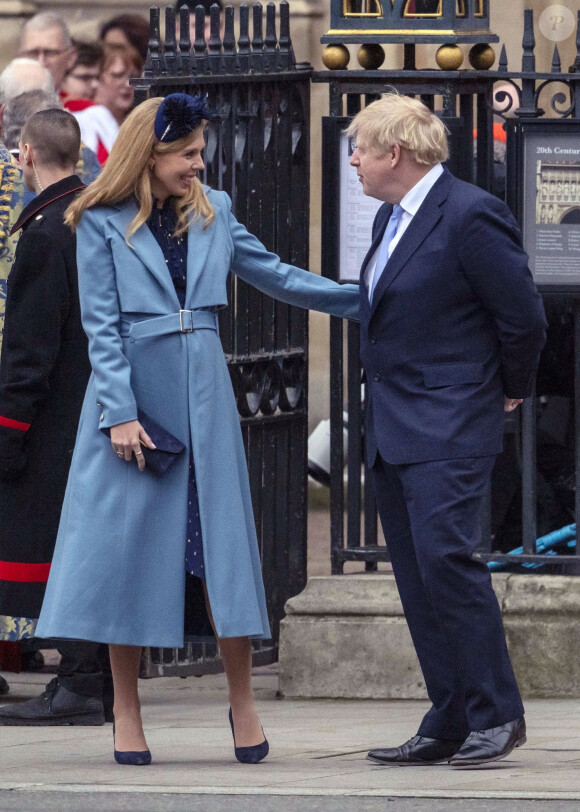 Boris Johnson et sa compagne Carrie Symonds à la sortie de la cérémonie du Commonwealth en l'abbaye de Westminster à Londres, le 9 mars 2020.