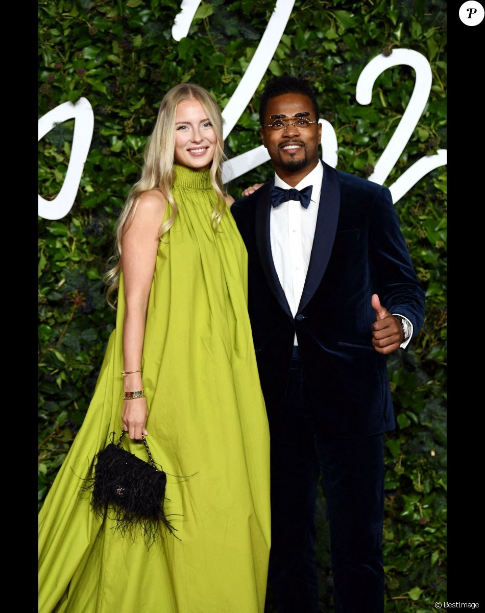 Patrice Evra et sa femme Sandra Evra au photocall de la soirée des "British Fashion Awards 2021" à Londres, le 29 novembre 2021.