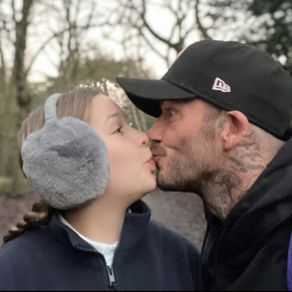 David Beckham embrasse sa fille Harper Seven sur la bouche sur un selfie publié ce vendredi 14 janvier 2022.