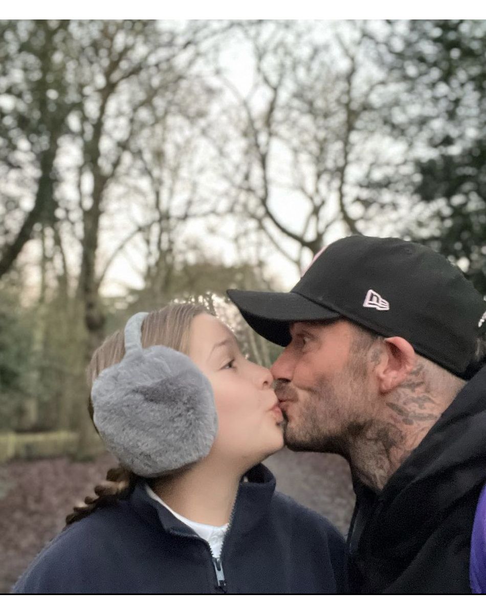 David Beckham embrasse sa fille Harper Seven sur la bouche sur un selfie publié ce vendredi 14 janvier 2022.