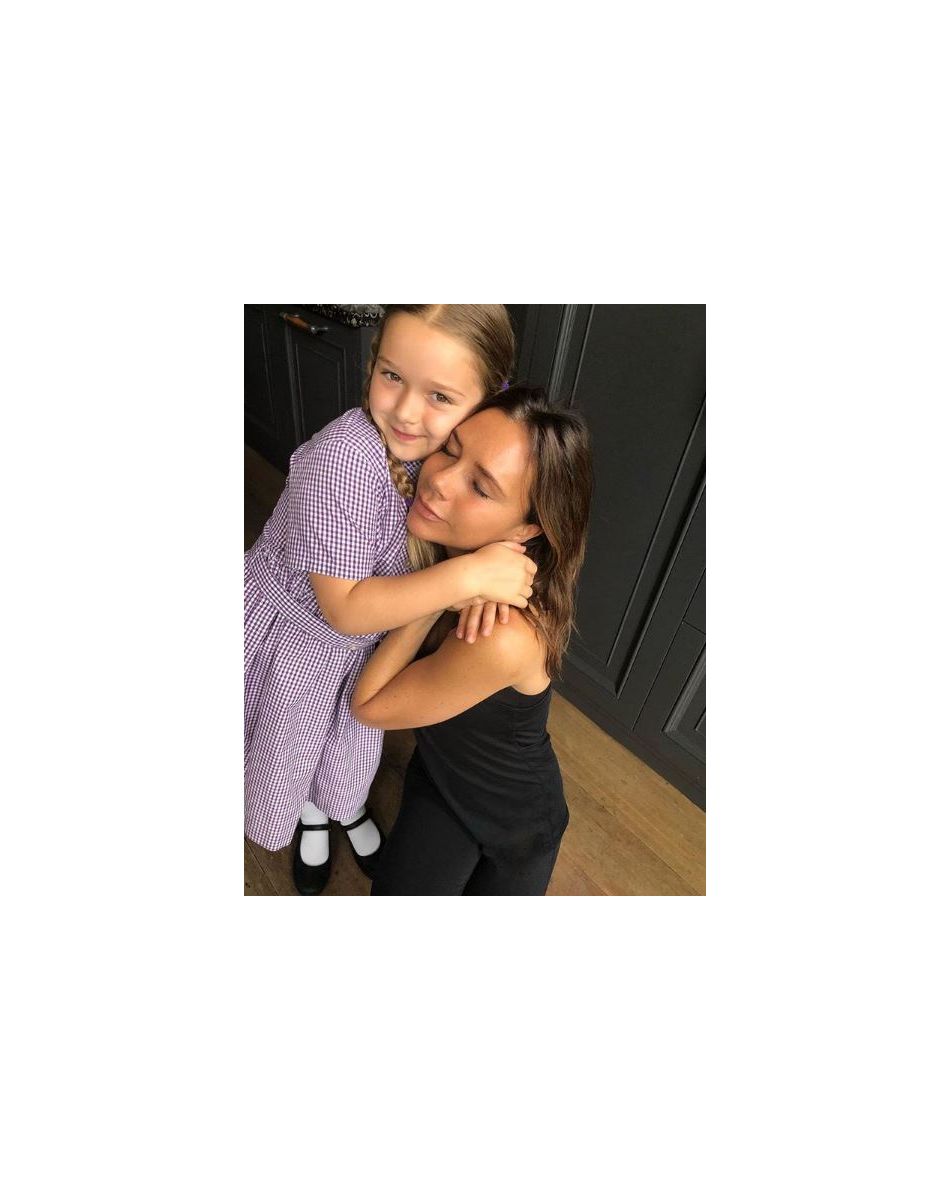 Victoria Beckham partage un câlin avec sa fille Harper le 8 juin 2018.
