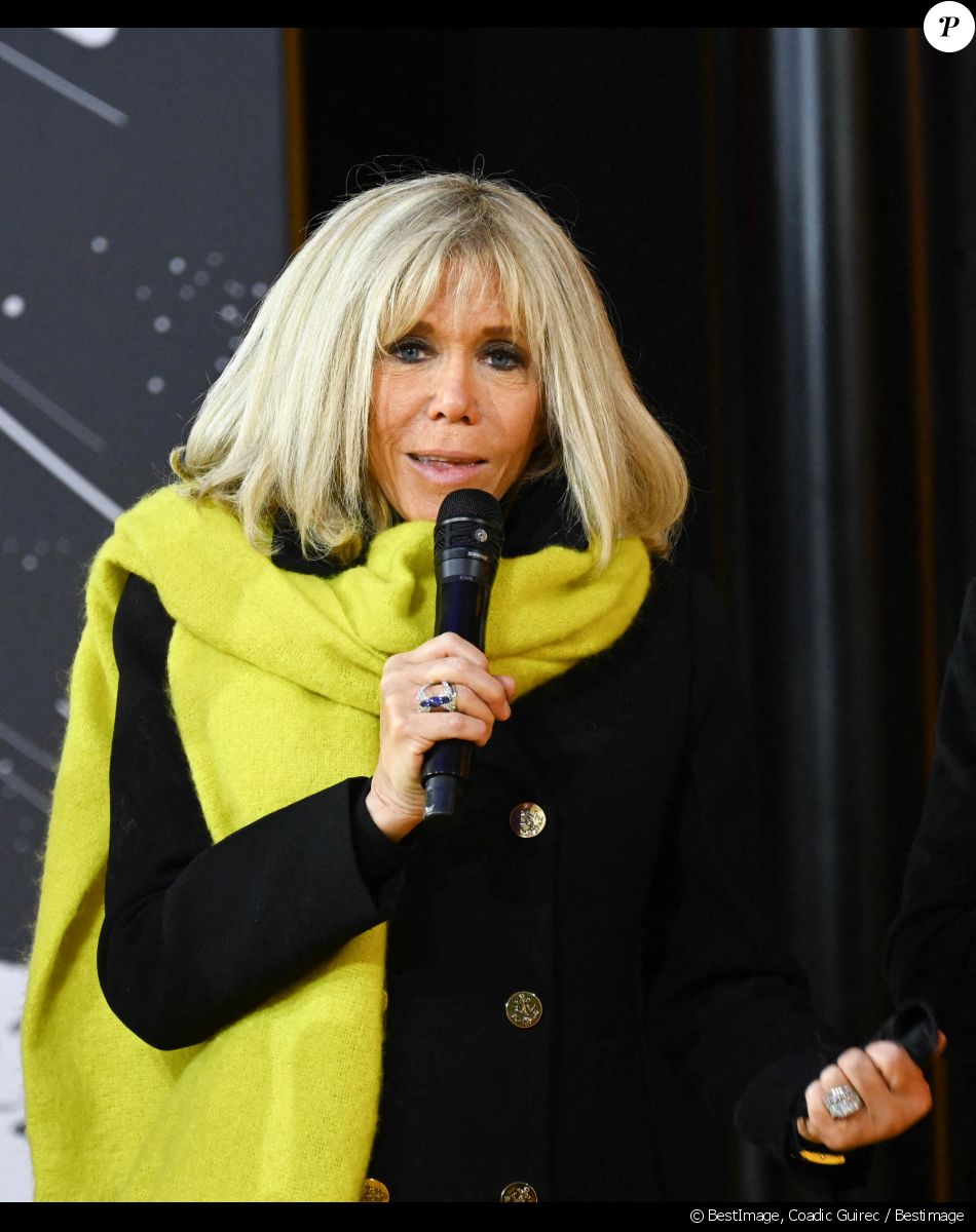 Brigitte Macron - Lancement de l'Opération Pièces Jaunes à La Poste Centrale du Louvre à Paris. Le 12 janvier 2022 © Coadic Guirec / Bestimage