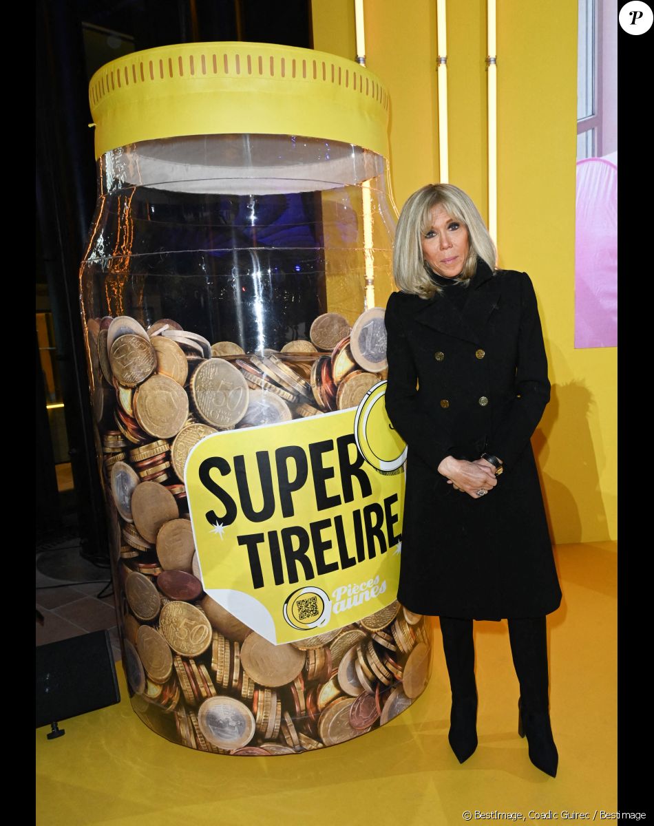 Brigitte Macron - Lancement de l'Opération Pièces Jaunes à La Poste Centrale du Louvre à Paris. Le 12 janvier 2022 © Coadic Guirec / Bestimage