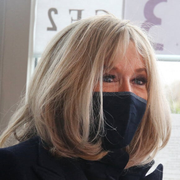 La première Brigitte Macron et Jean-Michel Blanquer, ministre de l'éducation nationale, visitent l'école primaire Jules Ferry à Ormesson sur Marne pour pour se familiariser avec des systèmes robotisés qui permettent aux élèves, souffrant d'une longue maladie, de pouvoir suivre leur scolarité le 3 décembre 2021. La Première dame et le ministre de l'Education nationale ont rencontré les élèves et professeurs qui utilisent le programme TED-i (Travailler Ensemble à Distance et en interaction). La première dame a pu échanger avec Buddy, robot de télé-éducation. © Panoramic / Bestimage 