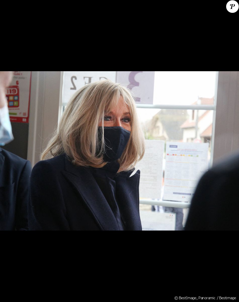 La première Brigitte Macron et Jean-Michel Blanquer, ministre de l'éducation nationale, visitent l'école primaire Jules Ferry à Ormesson sur Marne pour pour se familiariser avec des systèmes robotisés qui permettent aux élèves, souffrant d'une longue maladie, de pouvoir suivre leur scolarité le 3 décembre 2021. La Première dame et le ministre de l'Education nationale ont rencontré les élèves et professeurs qui utilisent le programme TED-i (Travailler Ensemble à Distance et en interaction). La première dame a pu échanger avec Buddy, robot de télé-éducation. © Panoramic / Bestimage