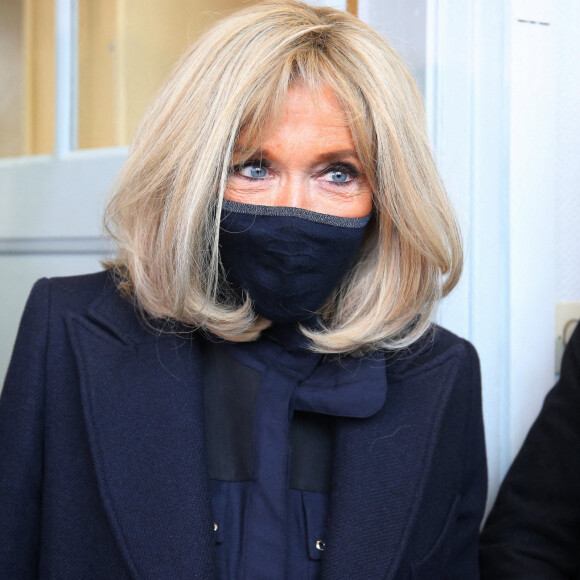 La première Brigitte Macron et Jean-Michel Blanquer, ministre de l'éducation nationale, visitent l'école primaire Jules Ferry à Ormesson sur Marne pour pour se familiariser avec des systèmes robotisés qui permettent aux élèves, souffrant d'une longue maladie, de pouvoir suivre leur scolarité le 3 décembre 2021. La Première dame et le ministre de l'Education nationale ont rencontré les élèves et professeurs qui utilisent le programme TED-i (Travailler Ensemble à Distance et en interaction). La première dame a pu échanger avec Buddy, robot de télé-éducation. © Panoramic / Bestimage 