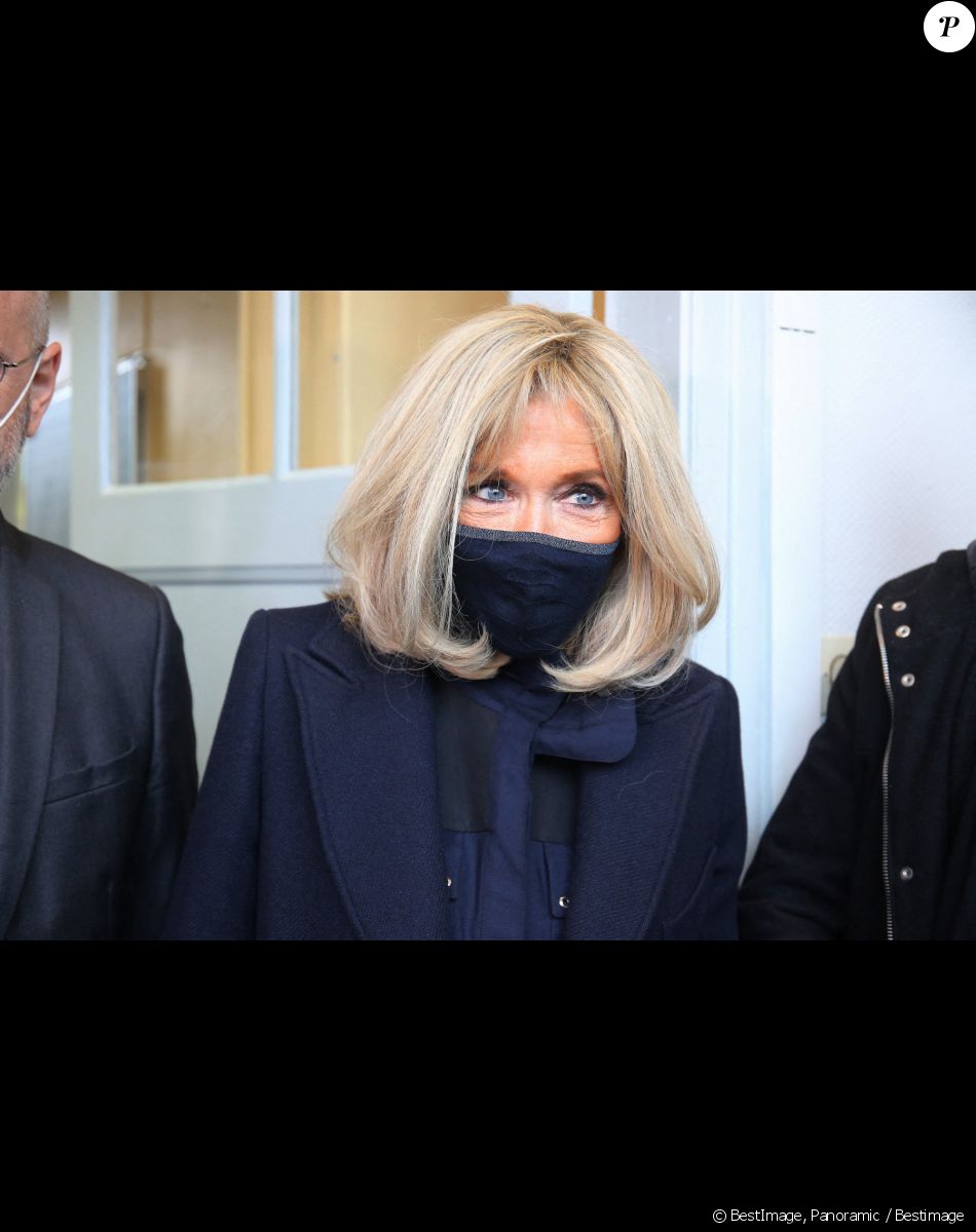 La première Brigitte Macron et Jean-Michel Blanquer, ministre de l'éducation nationale, visitent l'école primaire Jules Ferry à Ormesson sur Marne pour pour se familiariser avec des systèmes robotisés qui permettent aux élèves, souffrant d'une longue maladie, de pouvoir suivre leur scolarité le 3 décembre 2021. La Première dame et le ministre de l'Education nationale ont rencontré les élèves et professeurs qui utilisent le programme TED-i (Travailler Ensemble à Distance et en interaction). La première dame a pu échanger avec Buddy, robot de télé-éducation. © Panoramic / Bestimage