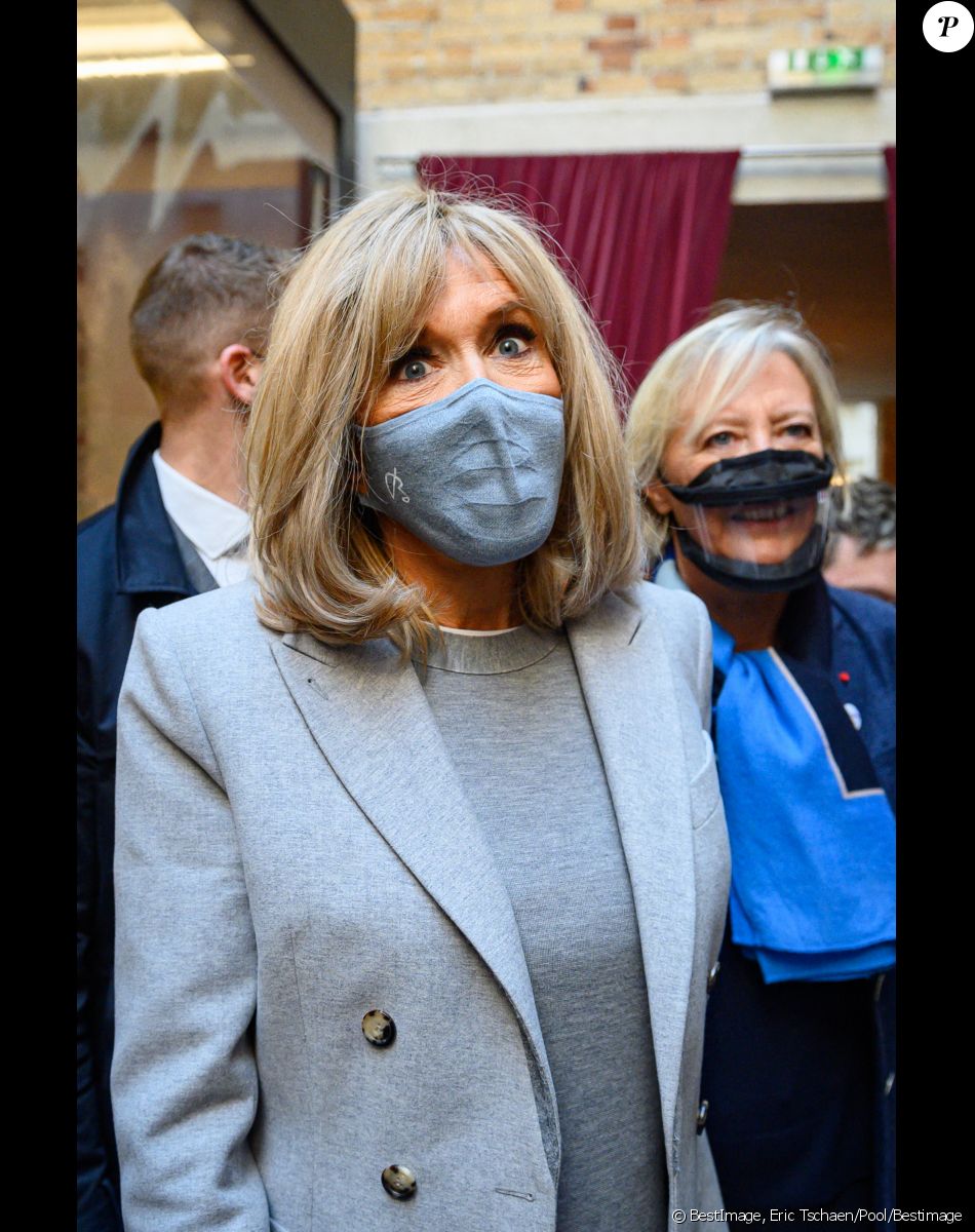 Arrivée de Brigitte Macron, la Première Dame française accompagnée de Sophie Cluzel, secrétaire d'Etat en charge des personnes handicapées au déjeuner du DuoDay à l'établissement médico-social ESAT Bastille - Les ailes déployées à Paris, France, le 18 janvier 2021. © Eric Tschaen/Pool/Bestimage