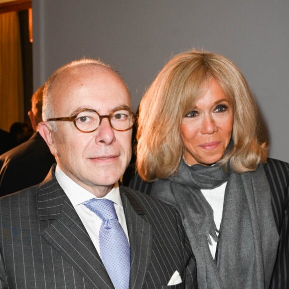 Semi-exclusif - Bernard Cazeneuve et Brigitte Macron - Remise du prix "Fonds de dotation Line Renaud-Loulou Gasté" pour la recherche médicale à la Maison de la Recherche à Paris le 15 novembre 2021. © Coadic Guirec/Bestimage 