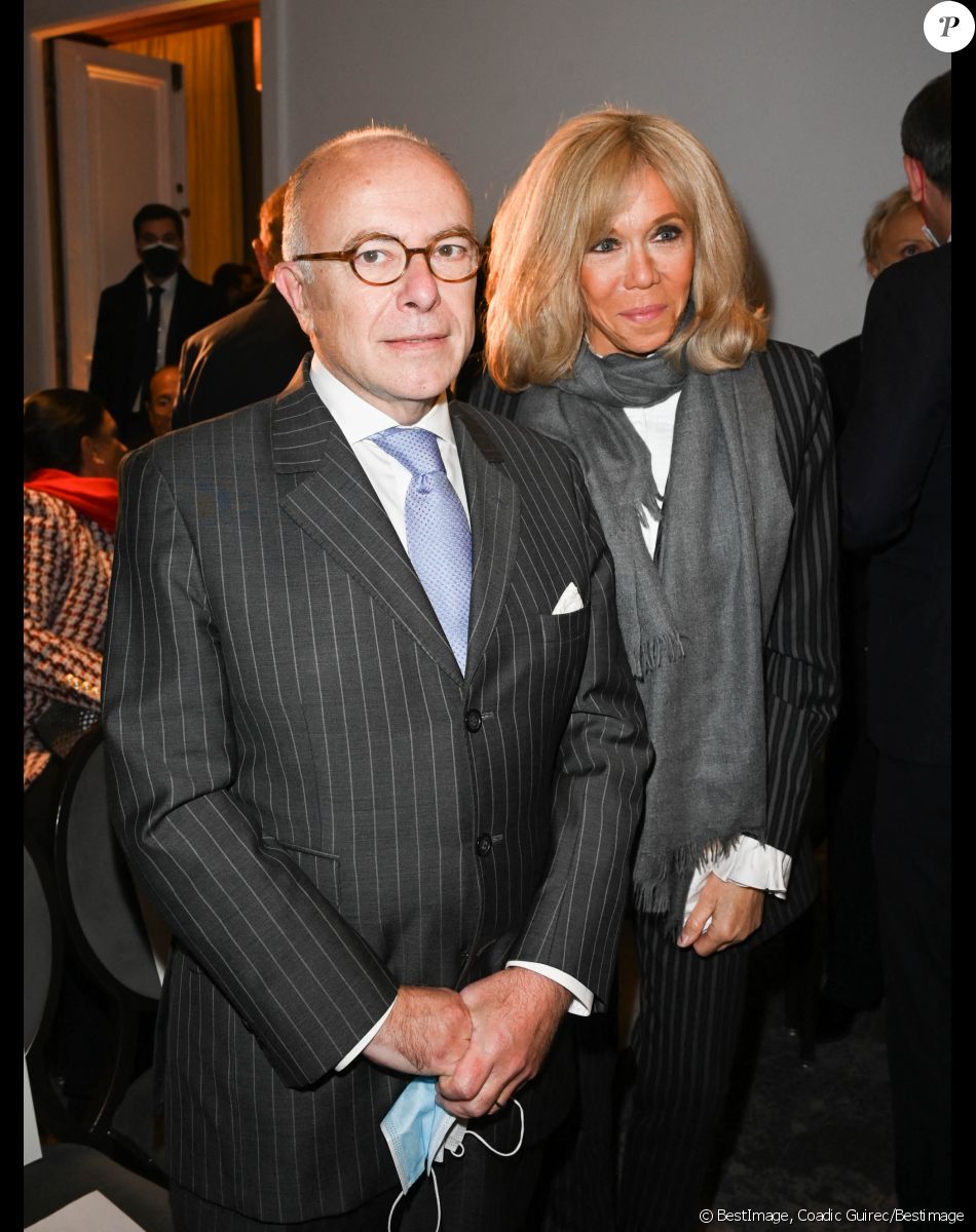 Semi-exclusif - Bernard Cazeneuve et Brigitte Macron - Remise du prix "Fonds de dotation Line Renaud-Loulou Gasté" pour la recherche médicale à la Maison de la Recherche à Paris le 15 novembre 2021. © Coadic Guirec/Bestimage