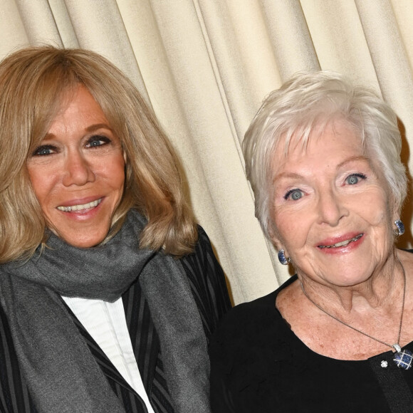 Semi-exclusif - Brigitte Macron et Line Renaud (Présidente du Fonds de Dotation) - Remise du prix "Fonds de dotation Line Renaud-Loulou Gasté" pour la recherche médicale à la Maison de la Recherche à Paris le 15 novembre 2021. © Coadic Guirec/Bestimage 