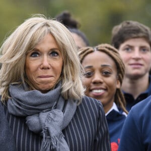 La Première Dame, Brigitte Macron - Le Président de la République française et sa femme la Première Dame au Centre National de Rugby de Marcoussis, dans l'Essonne, france, le 15 novembre 2021, pour rencontrer les équipes du XV de France. © Eliot Blondet/Pool/Bestimage 