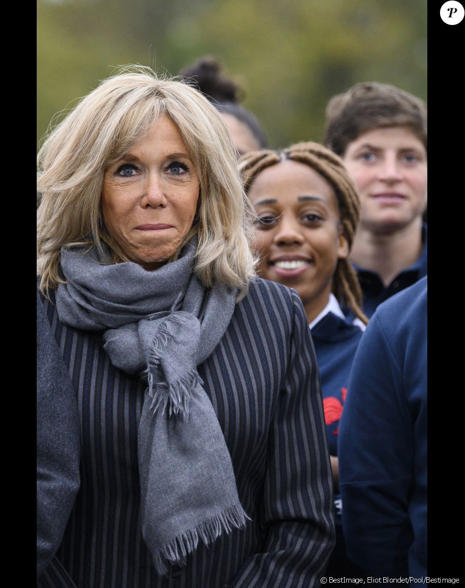 La Première Dame, Brigitte Macron - Le Président de la République française et sa femme la Première Dame au Centre National de Rugby de Marcoussis, dans l'Essonne, france, le 15 novembre 2021, pour rencontrer les équipes du XV de France. © Eliot Blondet/Pool/Bestimage