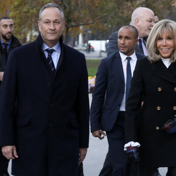 La Première Dame, Brigitte Macron et le deuxième gentilhomme des États-Unis, Douglas Emhoff (mari de de K.Harris, la 49ème vice-présidente des États-Unis) visitent l'exposition temporaire "Le Théorème de Narcisse" de J.M.Othoniel au Petit Palais à Paris, France, le 12 novembre 2021. © Stéphane Lemouton/Bestimage 