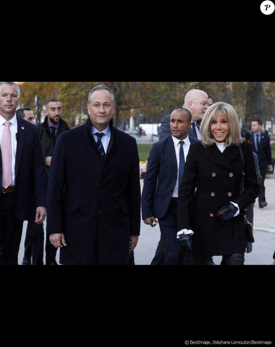 La Première Dame, Brigitte Macron et le deuxième gentilhomme des États-Unis, Douglas Emhoff (mari de de K.Harris, la 49ème vice-présidente des États-Unis) visitent l'exposition temporaire "Le Théorème de Narcisse" de J.M.Othoniel au Petit Palais à Paris, France, le 12 novembre 2021. © Stéphane Lemouton/Bestimage