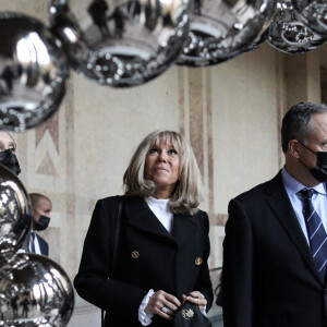 La Première Dame, Brigitte Macron et le deuxième gentilhomme des États-Unis, Douglas Emhoff (mari de de K.Harris, la 49ème vice-présidente des États-Unis) visitent l'exposition temporaire "Le Théorème de Narcisse" de J.M.Othoniel au Petit Palais à Paris, France, le 12 novembre 2021. © Stéphane Lemouton/Bestimage 